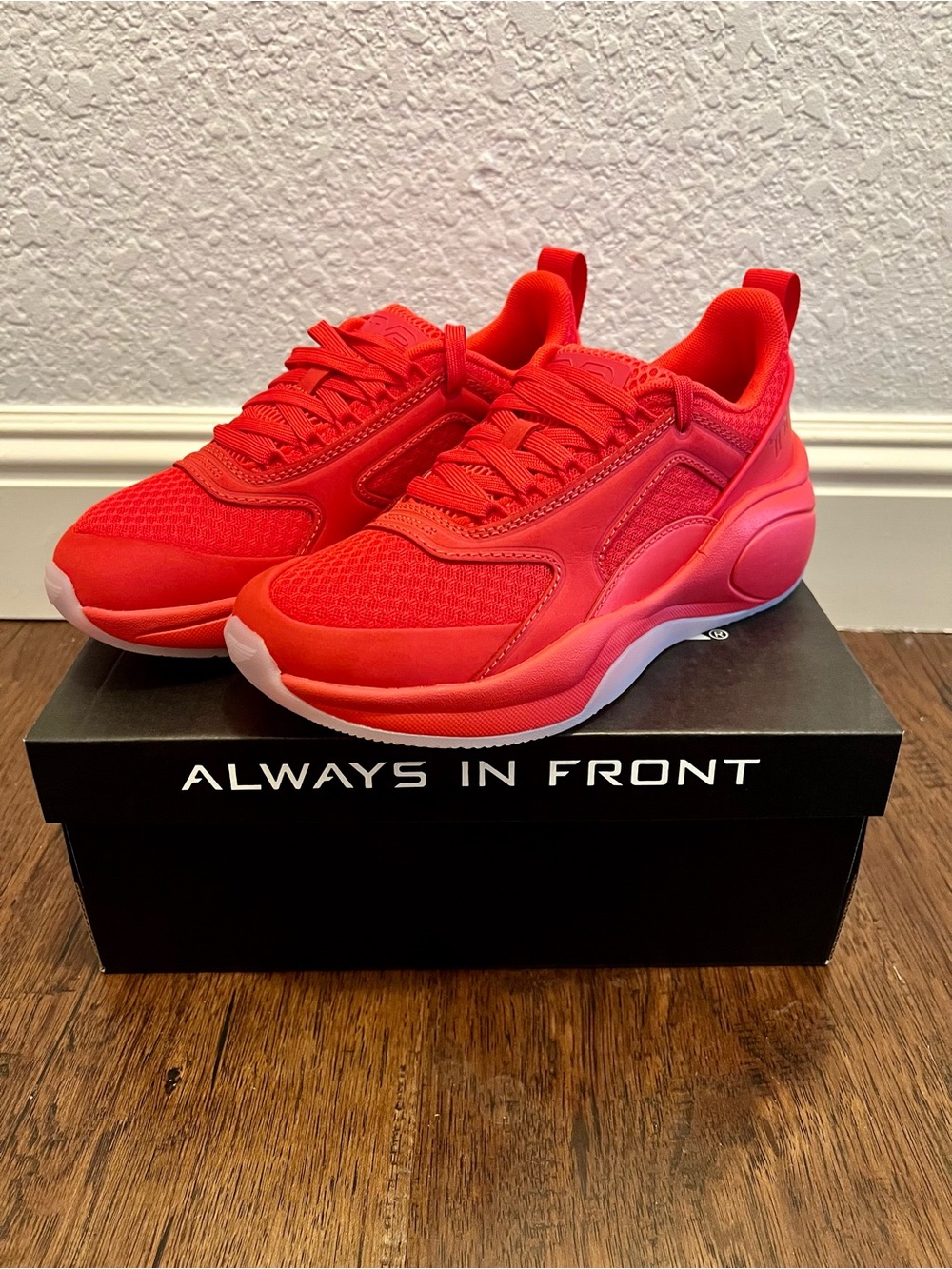 *NEW* TYR Women's CXT-FLOW Trainer - Red/White: W size 7 / M size 5.5